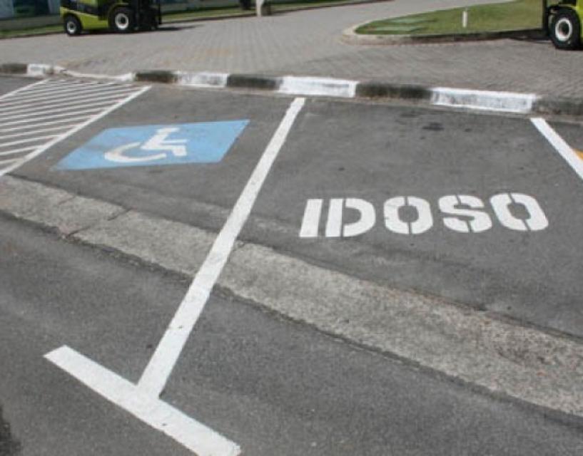 Pessoas com deficiência têm direito a vagas exclusivas de estacionamento
